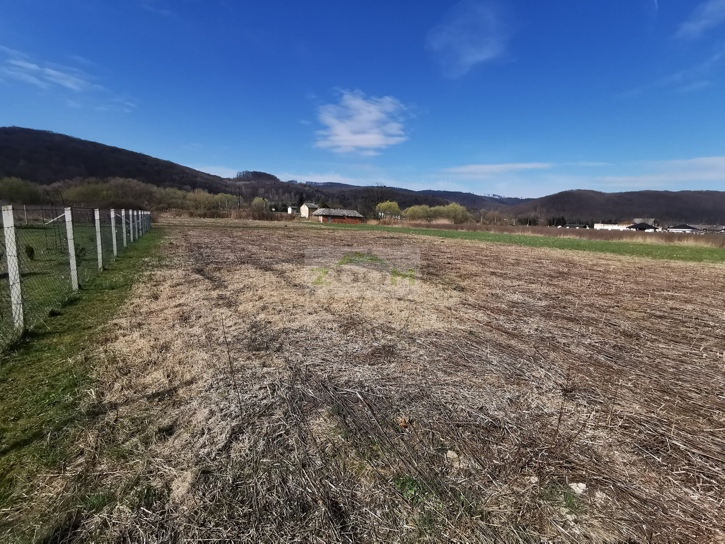 HANISKA – slnečný a rovinatý stavebný pozemok s IS, 1.839 m2