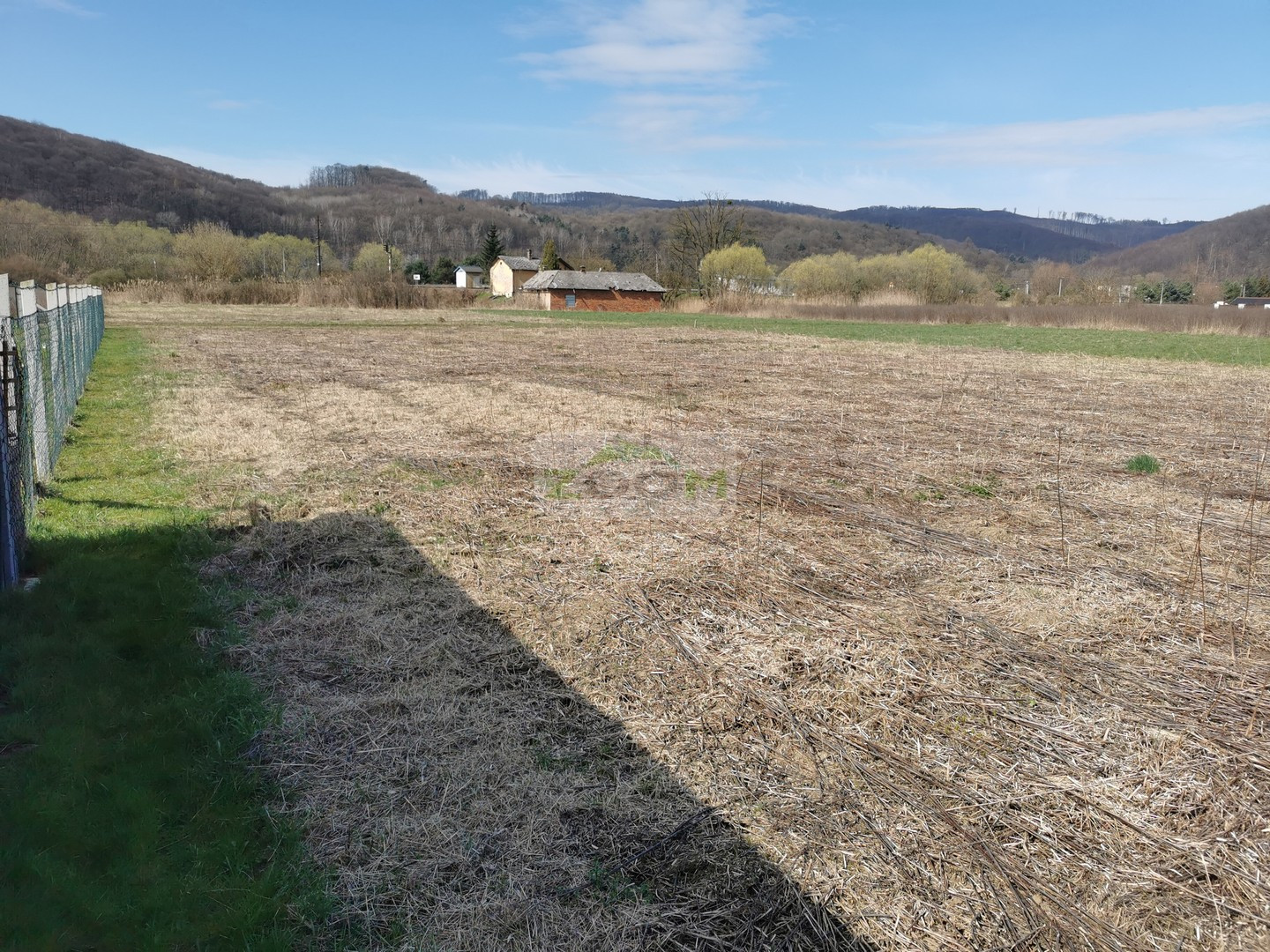 HANISKA – slnečný a rovinatý stavebný pozemok s IS, 1.839 m2