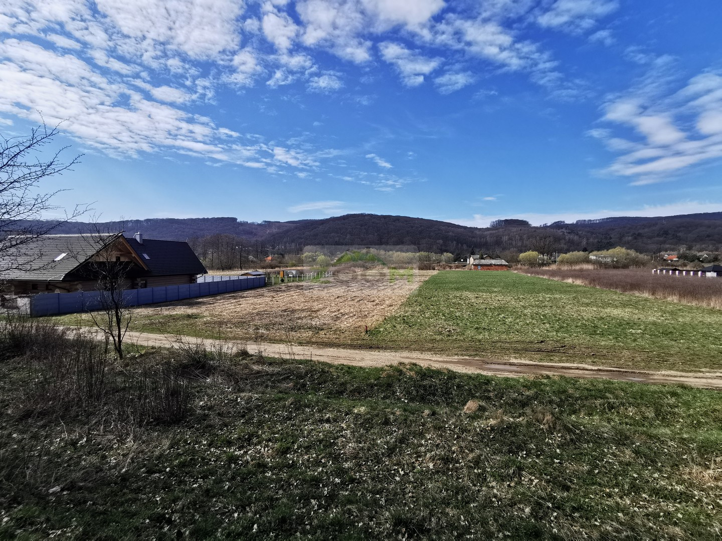 HANISKA – slnečný a rovinatý stavebný pozemok s IS, 1.839 m2