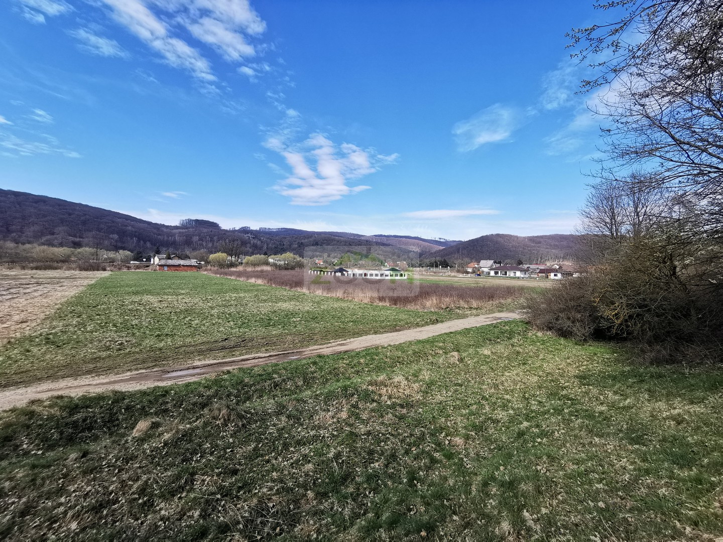 HANISKA – slnečný a rovinatý stavebný pozemok s IS, 1.839 m2