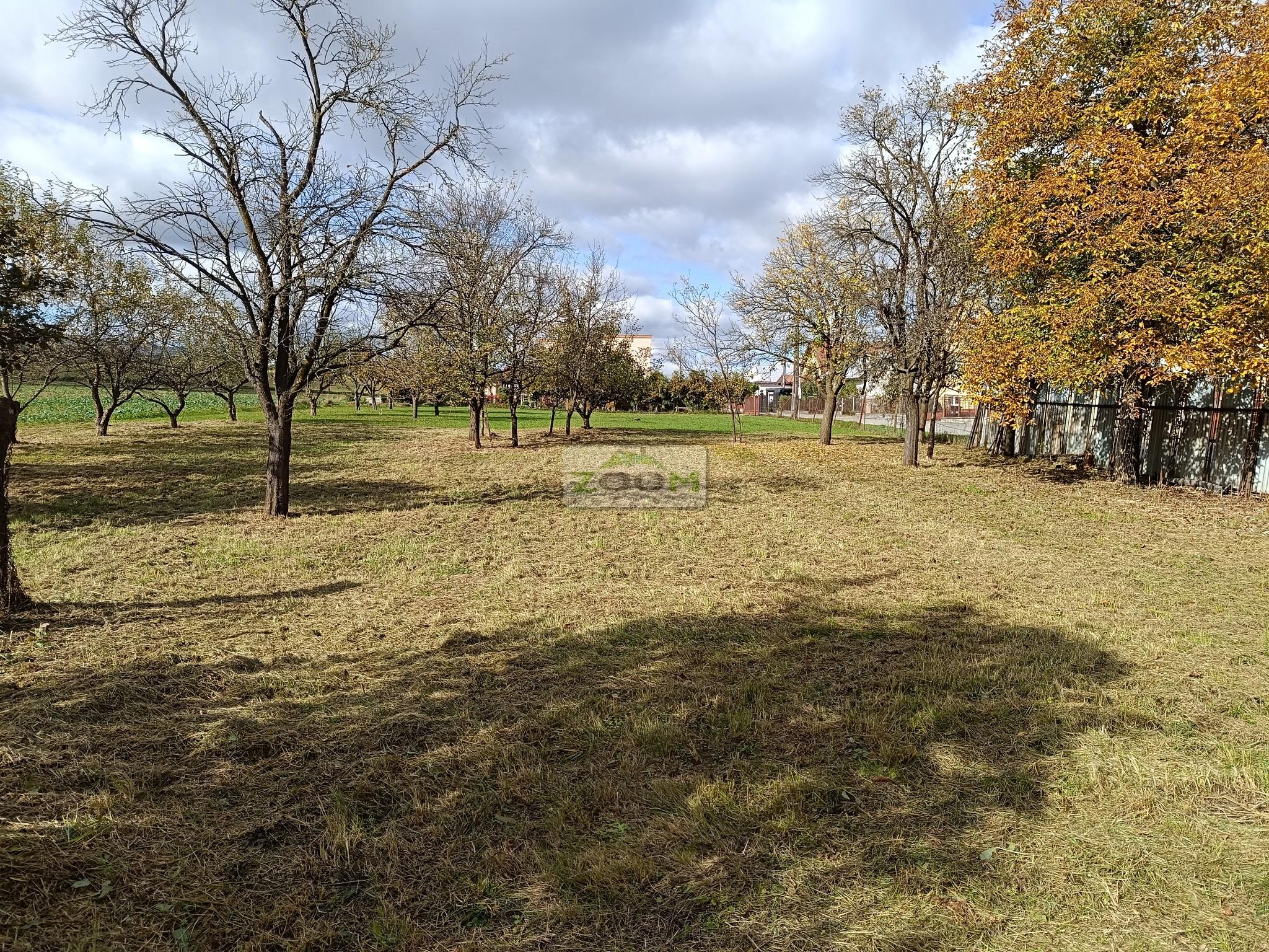 obec Bystré – pekný, rovinatý pozemok s hospodárskou budovou, 872m2