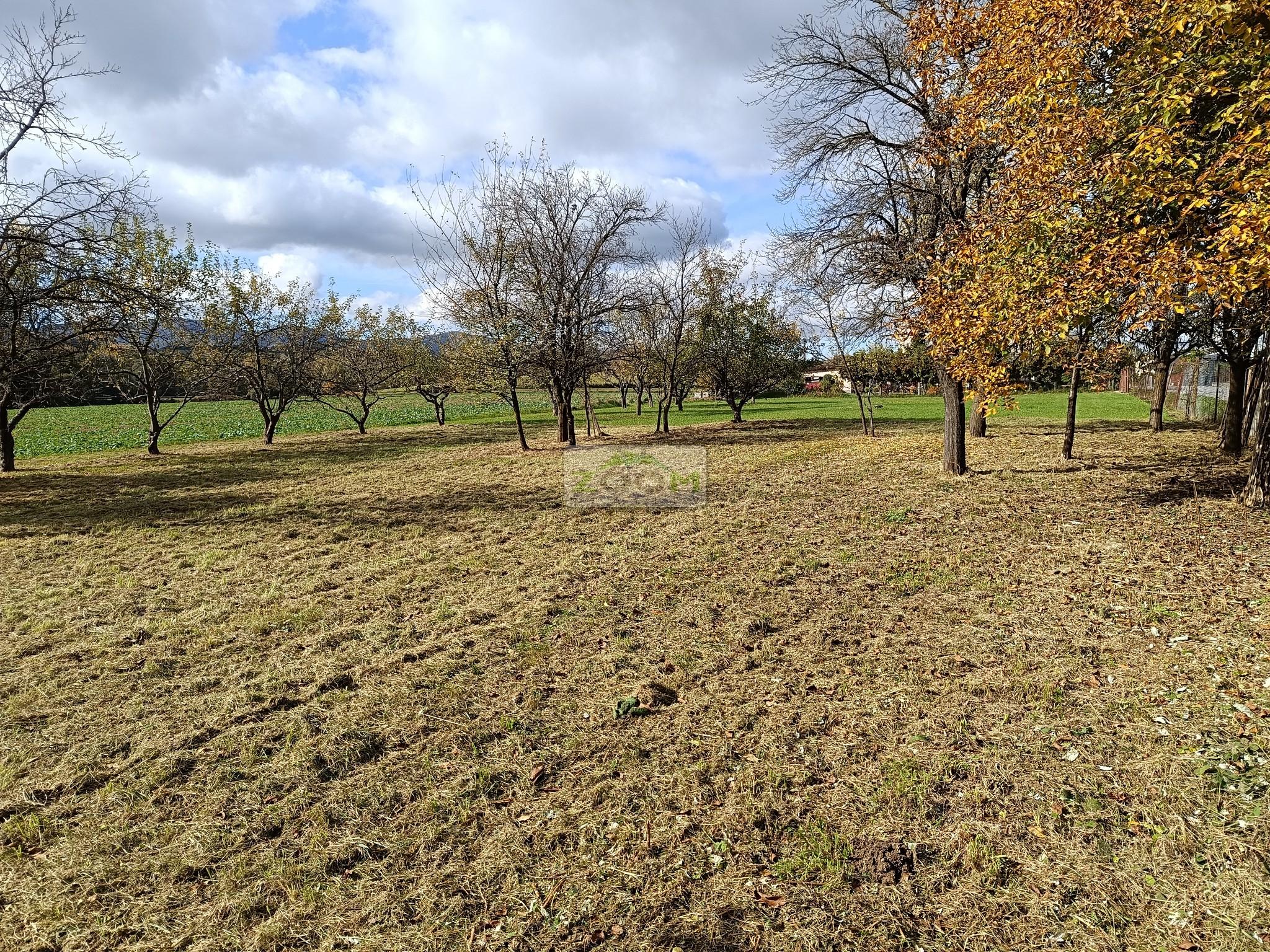 obec Bystré – pekný, rovinatý pozemok s hospodárskou budovou, 872m2