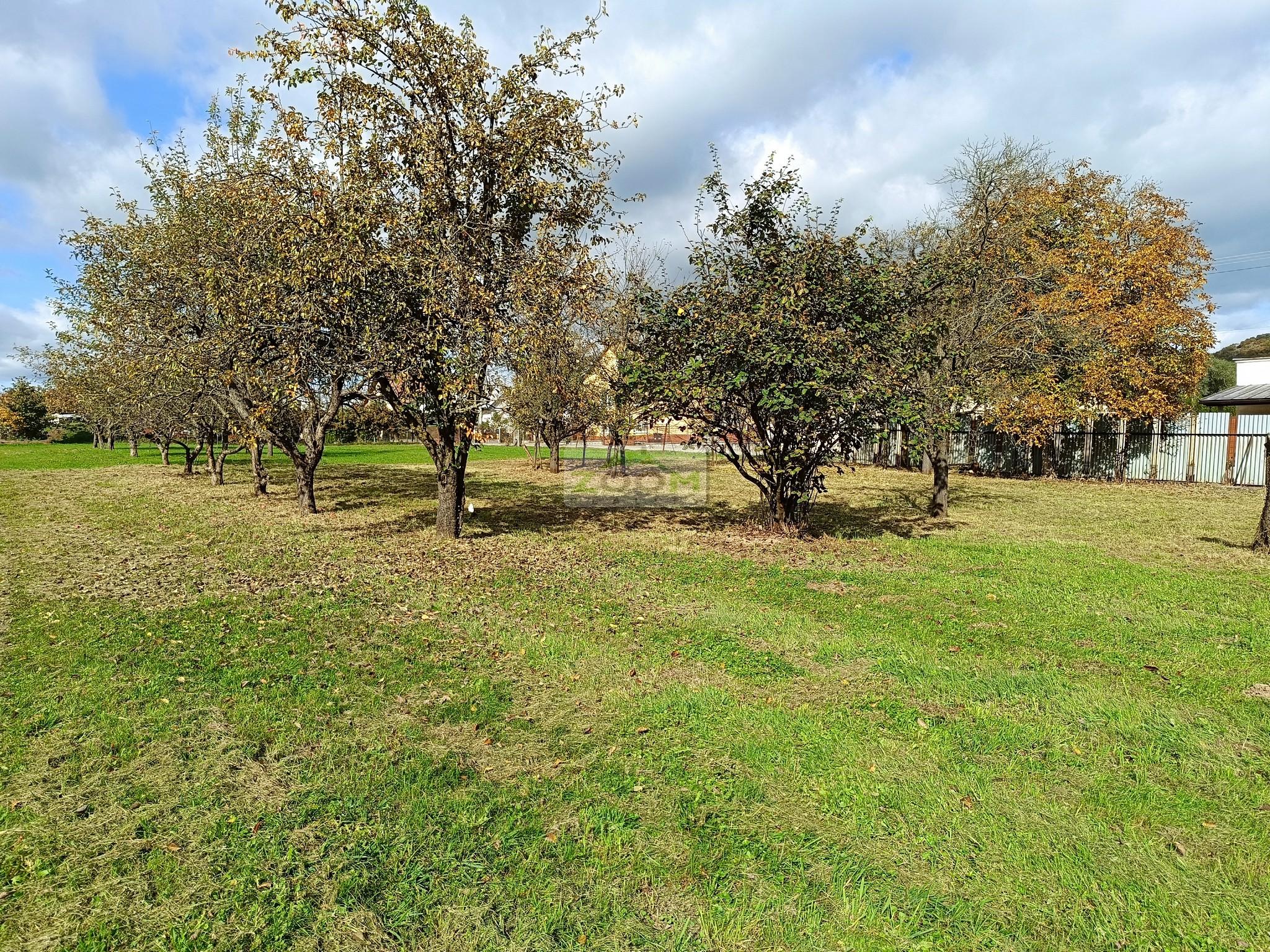 obec Bystré – pekný, rovinatý pozemok s hospodárskou budovou, 872m2