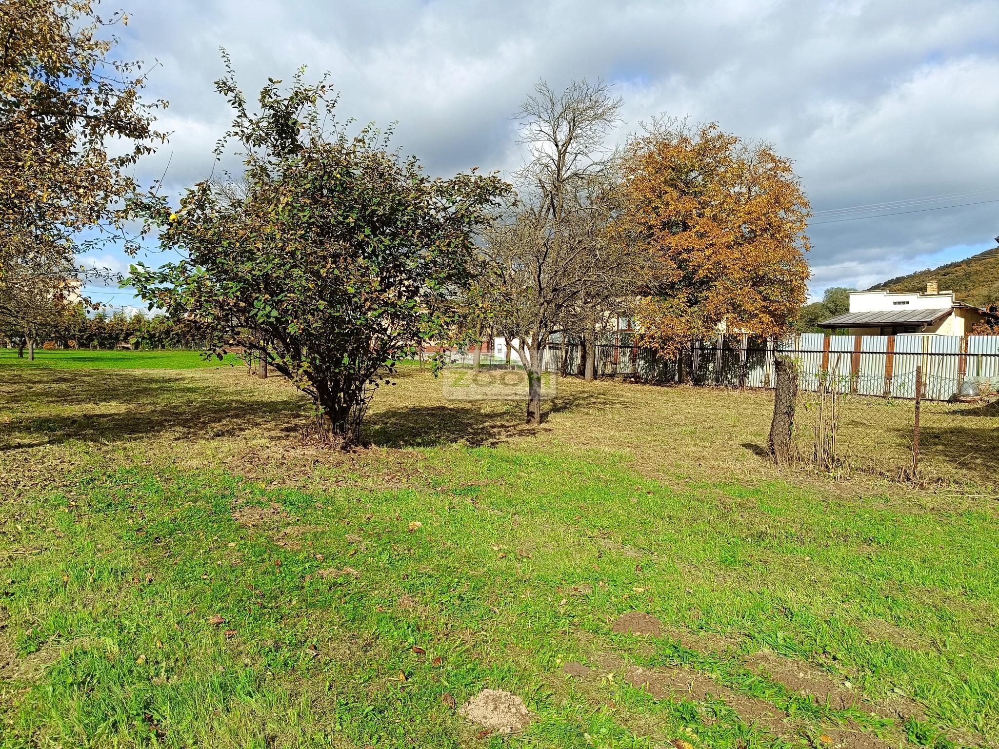 obec Bystré – pekný, rovinatý pozemok s hospodárskou budovou, 872m2