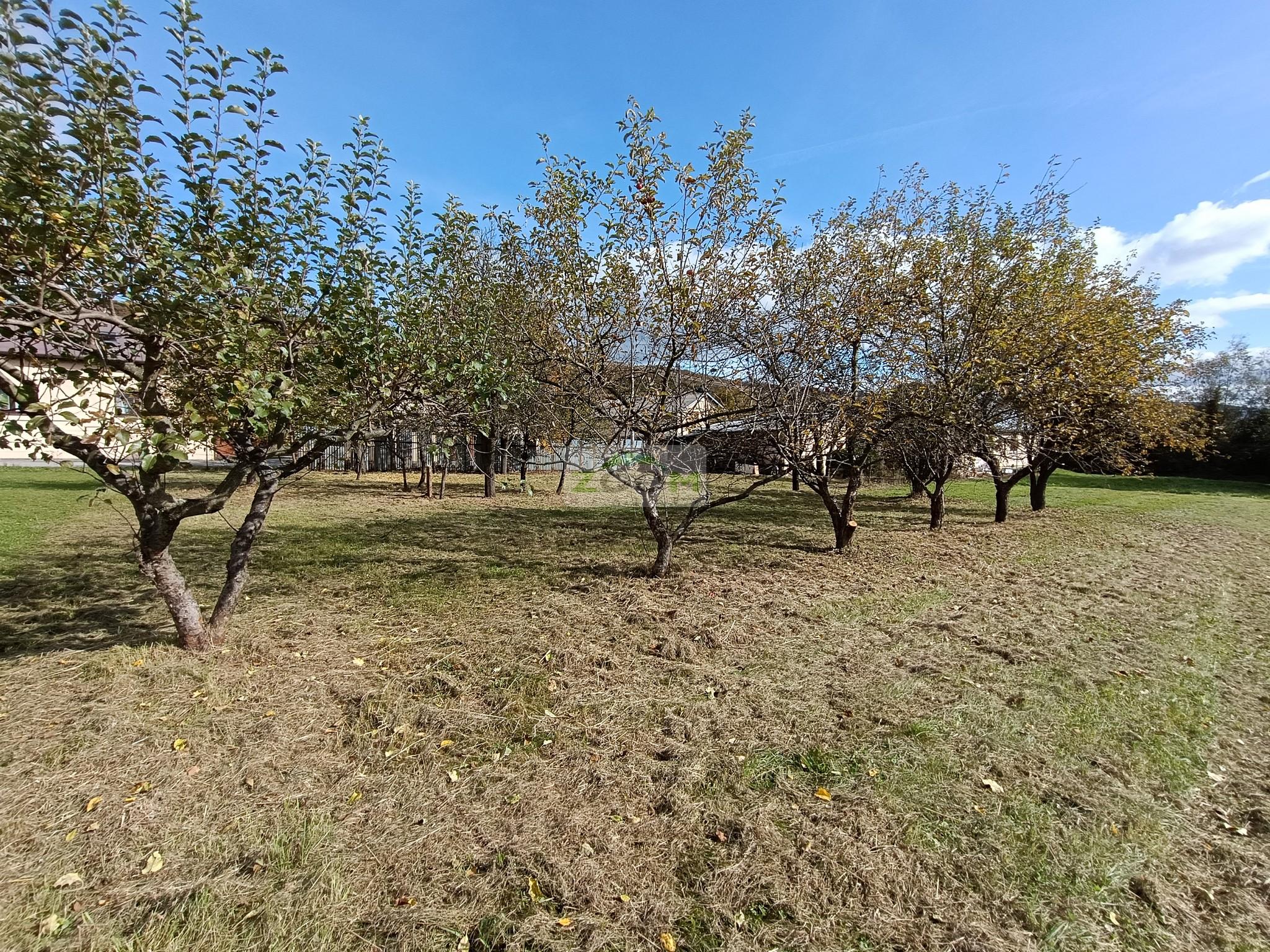 obec Bystré – pekný, rovinatý pozemok s hospodárskou budovou, 872m2