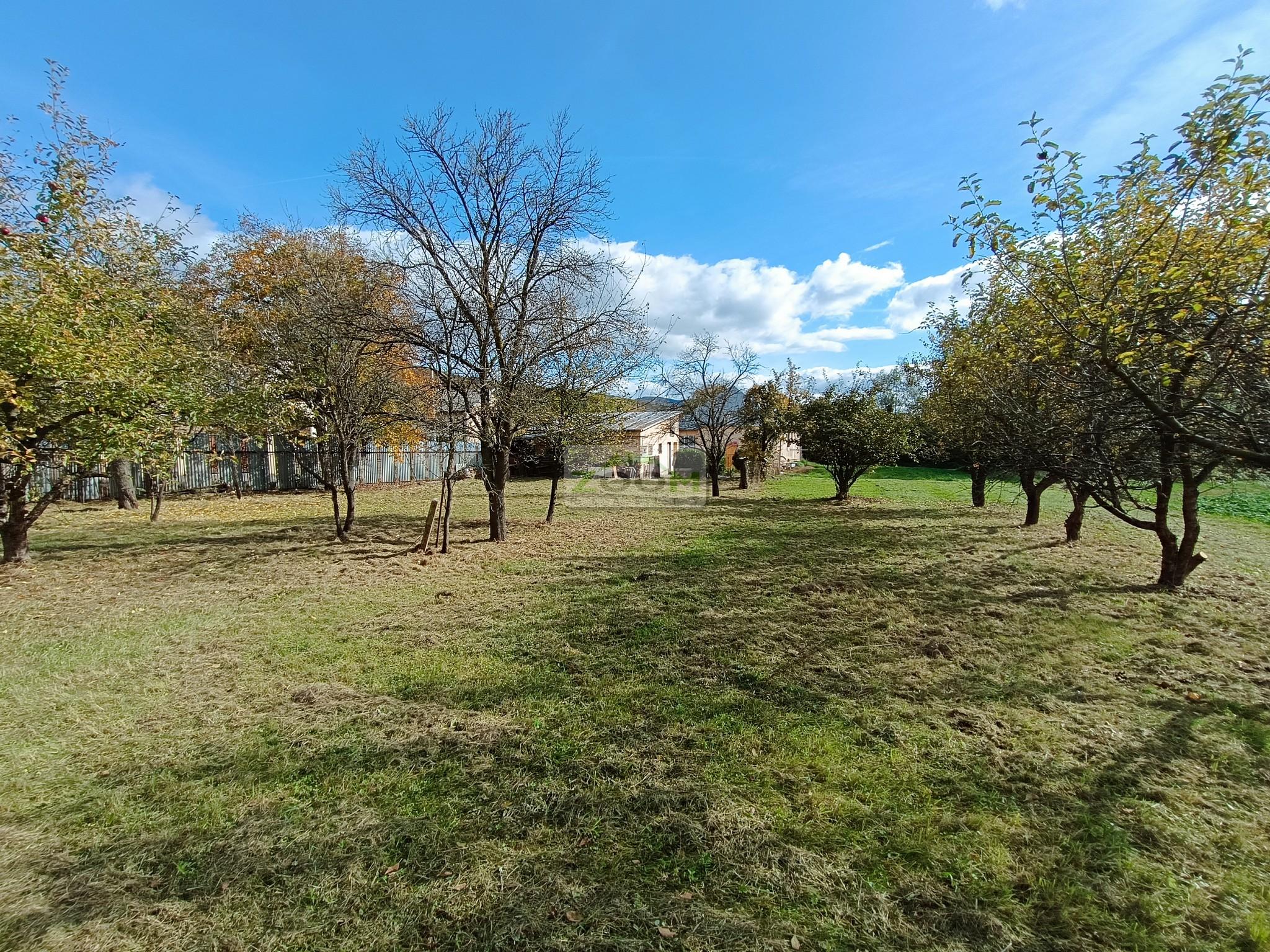 obec Bystré – pekný, rovinatý pozemok s hospodárskou budovou, 872m2