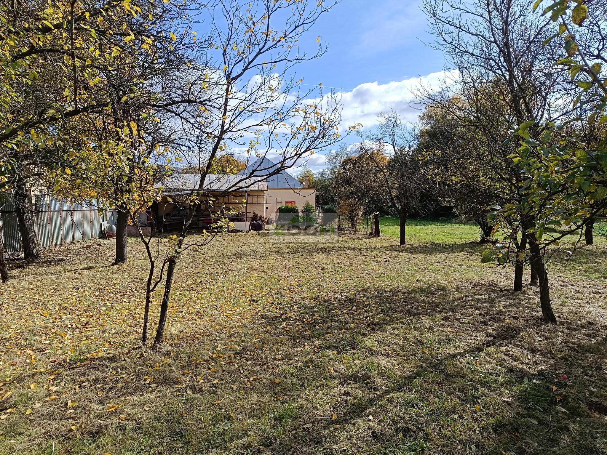 obec Bystré – pekný, rovinatý pozemok s hospodárskou budovou, 872m2