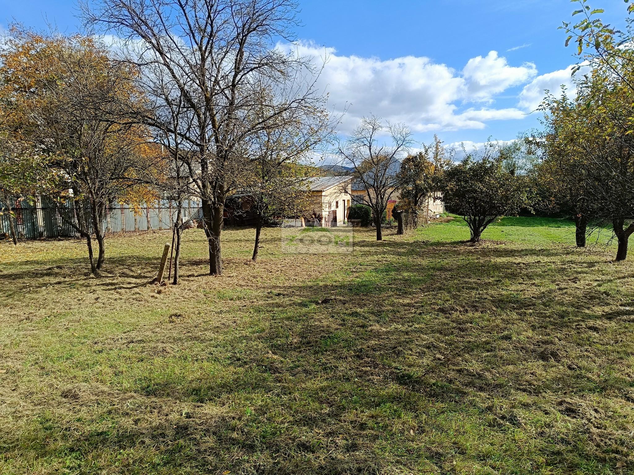 obec Bystré – pekný, rovinatý pozemok s hospodárskou budovou, 872m2