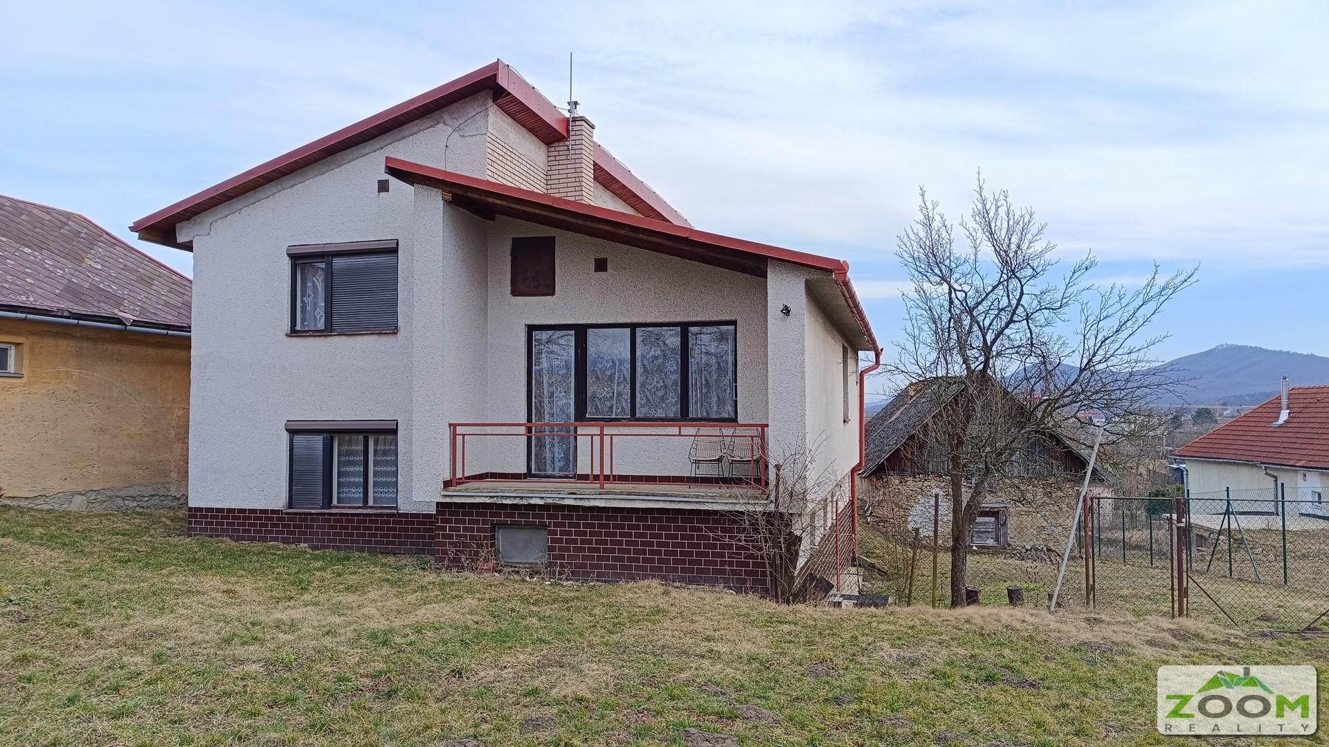 Obec Záhradné - dvojposchodový tehlový RD s veľkou záhradou