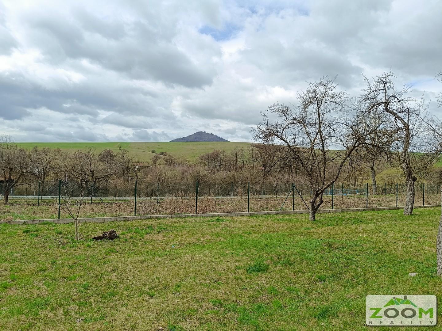 Obec Záhradné - dvojposchodový tehlový RD s veľkou záhradou