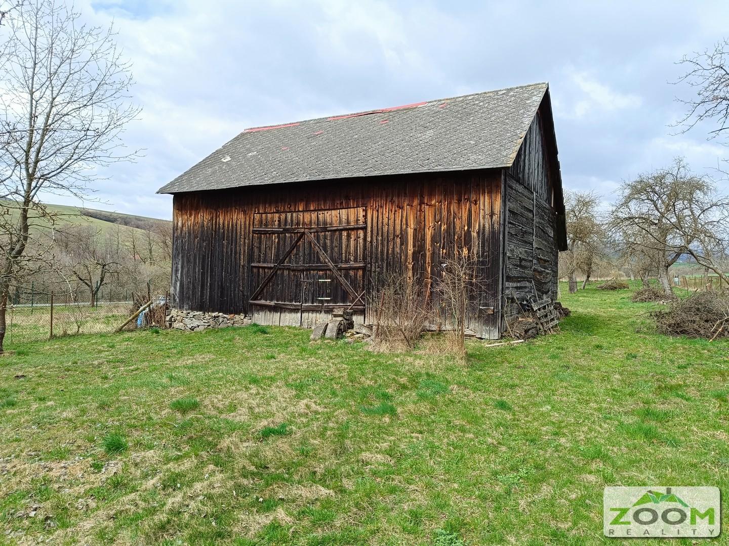 Obec Záhradné - dvojposchodový tehlový RD s veľkou záhradou