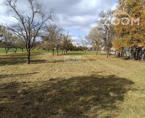 obec Bystré – pekný, rovinatý pozemok s hospodárskou budovou, 872m2