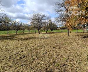 obec Bystré – pekný, rovinatý pozemok s hospodárskou budovou, 872m2