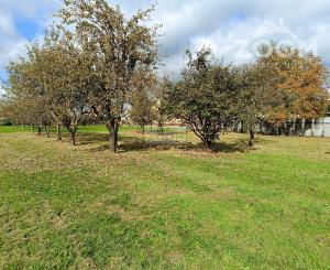 obec Bystré – pekný, rovinatý pozemok s hospodárskou budovou, 872m2