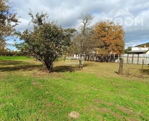 obec Bystré – pekný, rovinatý pozemok s hospodárskou budovou, 872m2