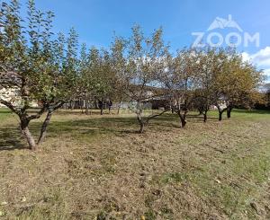 obec Bystré – pekný, rovinatý pozemok s hospodárskou budovou, 872m2