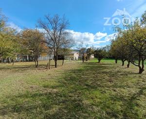 obec Bystré – pekný, rovinatý pozemok s hospodárskou budovou, 872m2