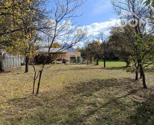 obec Bystré – pekný, rovinatý pozemok s hospodárskou budovou, 872m2