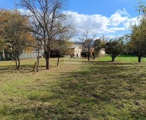 obec Bystré – pekný, rovinatý pozemok s hospodárskou budovou, 872m2