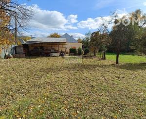 obec Bystré – pekný, rovinatý pozemok s hospodárskou budovou, 872m2