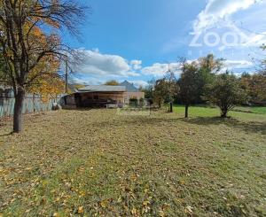 obec Bystré – pekný, rovinatý pozemok s hospodárskou budovou, 872m2