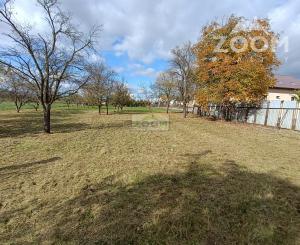 obec Bystré – pekný, rovinatý pozemok s hospodárskou budovou, 872m2