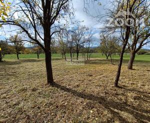 obec Bystré – pekný, rovinatý pozemok s hospodárskou budovou, 872m2