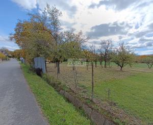 obec Bystré – pekný, rovinatý pozemok s hospodárskou budovou, 872m2