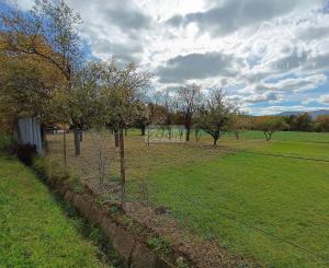 obec Bystré – pekný, rovinatý pozemok s hospodárskou budovou, 872m2