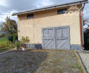 obec Bystré – pekný, rovinatý pozemok s hospodárskou budovou, 872m2