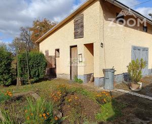 obec Bystré – pekný, rovinatý pozemok s hospodárskou budovou, 872m2