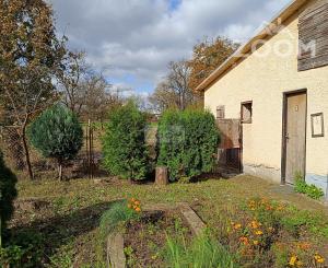 obec Bystré – pekný, rovinatý pozemok s hospodárskou budovou, 872m2