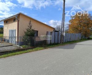 obec Bystré – pekný, rovinatý pozemok s hospodárskou budovou, 872m2