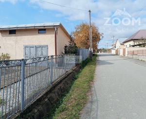 obec Bystré – pekný, rovinatý pozemok s hospodárskou budovou, 872m2