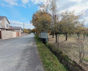 obec Bystré – pekný, rovinatý pozemok s hospodárskou budovou, 872m2