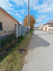 obec Bystré – pekný, rovinatý pozemok s hospodárskou budovou, 872m2