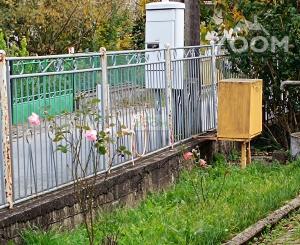 obec Bystré – pekný, rovinatý pozemok s hospodárskou budovou, 872m2