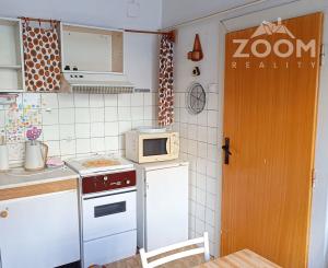 Pavlovičovo nám. - veľkometrážny 2,5 izbový tehlový byt, 72m2