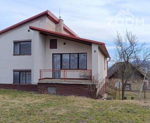 Obec Záhradné - dvojposchodový tehlový RD s veľkou záhradou