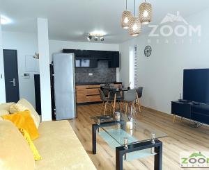 PRENÁJOM - 2 izbový byt s loggiou, podlahovým kúrením a park. miestom