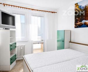 PRENÁJOM – priestranný 3-izbový byt s loggiou v pokojnej lokalite pod Bikošom
