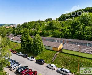 PRENÁJOM – priestranný 3-izbový byt s loggiou v pokojnej lokalite pod Bikošom