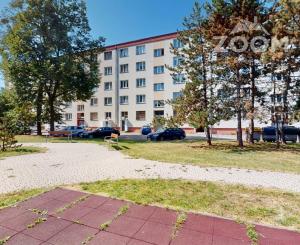 ul. 17.novembra - Priestranný 2-izbový byt s loggiou a veľkou pivnicou