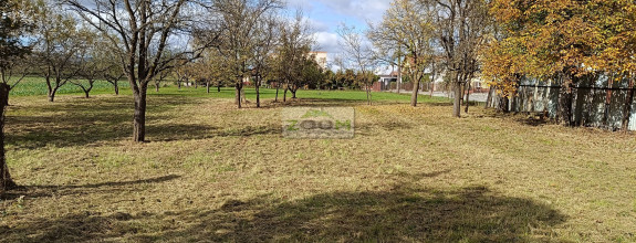 obec Bystré – pekný, rovinatý pozemok s hospodárskou budovou, 872m2