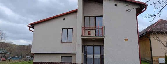 Obec Záhradné - dvojposchodový tehlový RD s veľkou záhradou