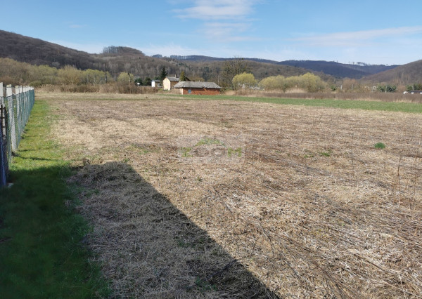 HANISKA – slnečný a rovinatý stavebný pozemok s IS, 1.839 m2