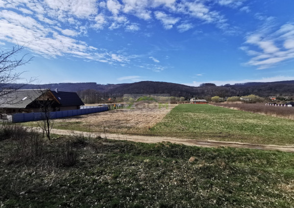 HANISKA – slnečný a rovinatý stavebný pozemok s IS, 1.839 m2