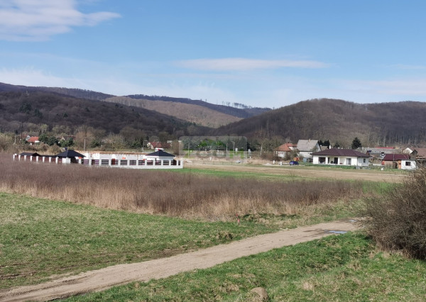 HANISKA – slnečný a rovinatý stavebný pozemok s IS, 1.839 m2