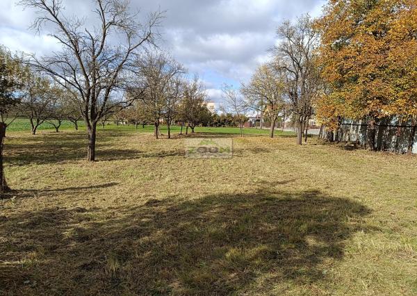 obec Bystré – pekný, rovinatý pozemok s hospodárskou budovou, 872m2