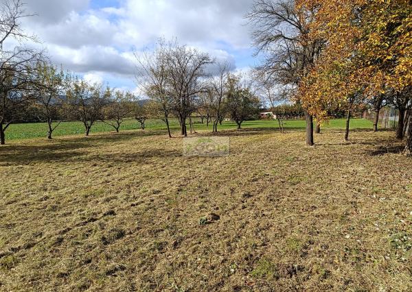 obec Bystré – pekný, rovinatý pozemok s hospodárskou budovou, 872m2